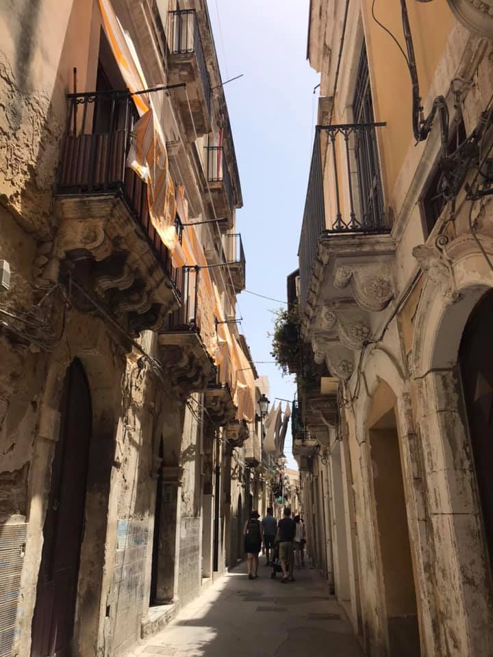 walking around Syracuse, an ideal town to explore when travelling to Sicily with children 