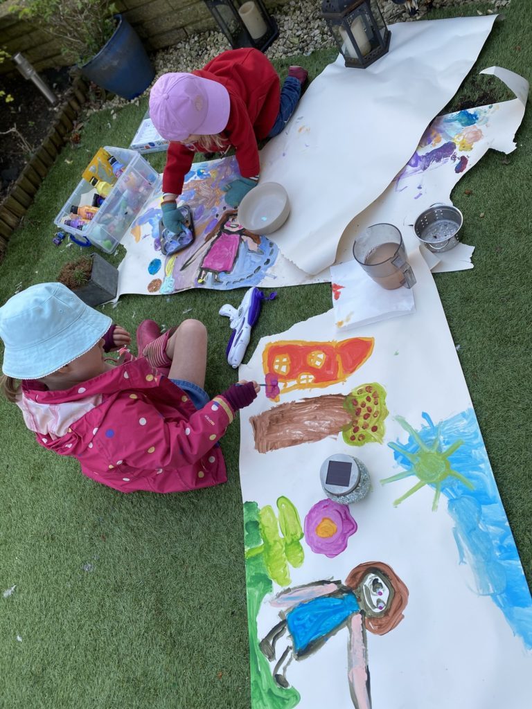 children painting 