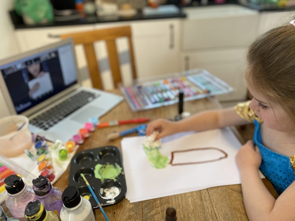 little girl following online art class