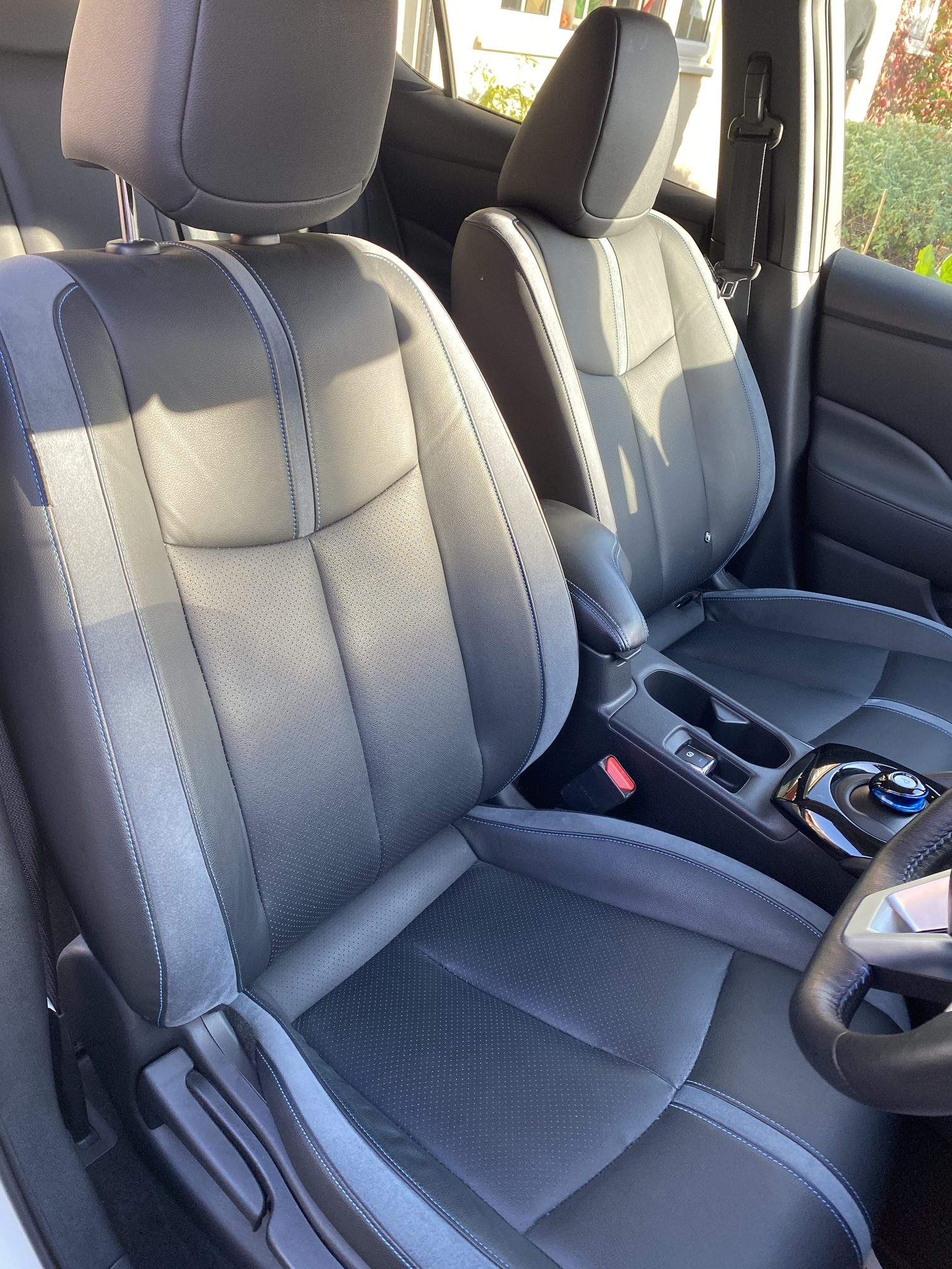 inside of nissan leaf 