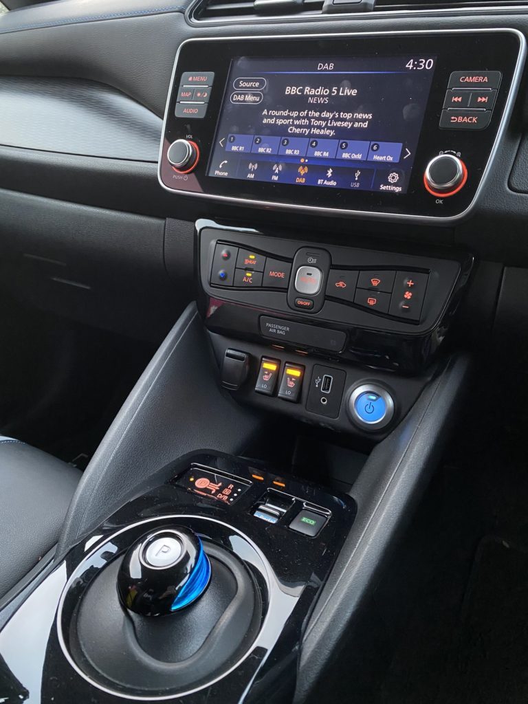 inside of nissan leaf 