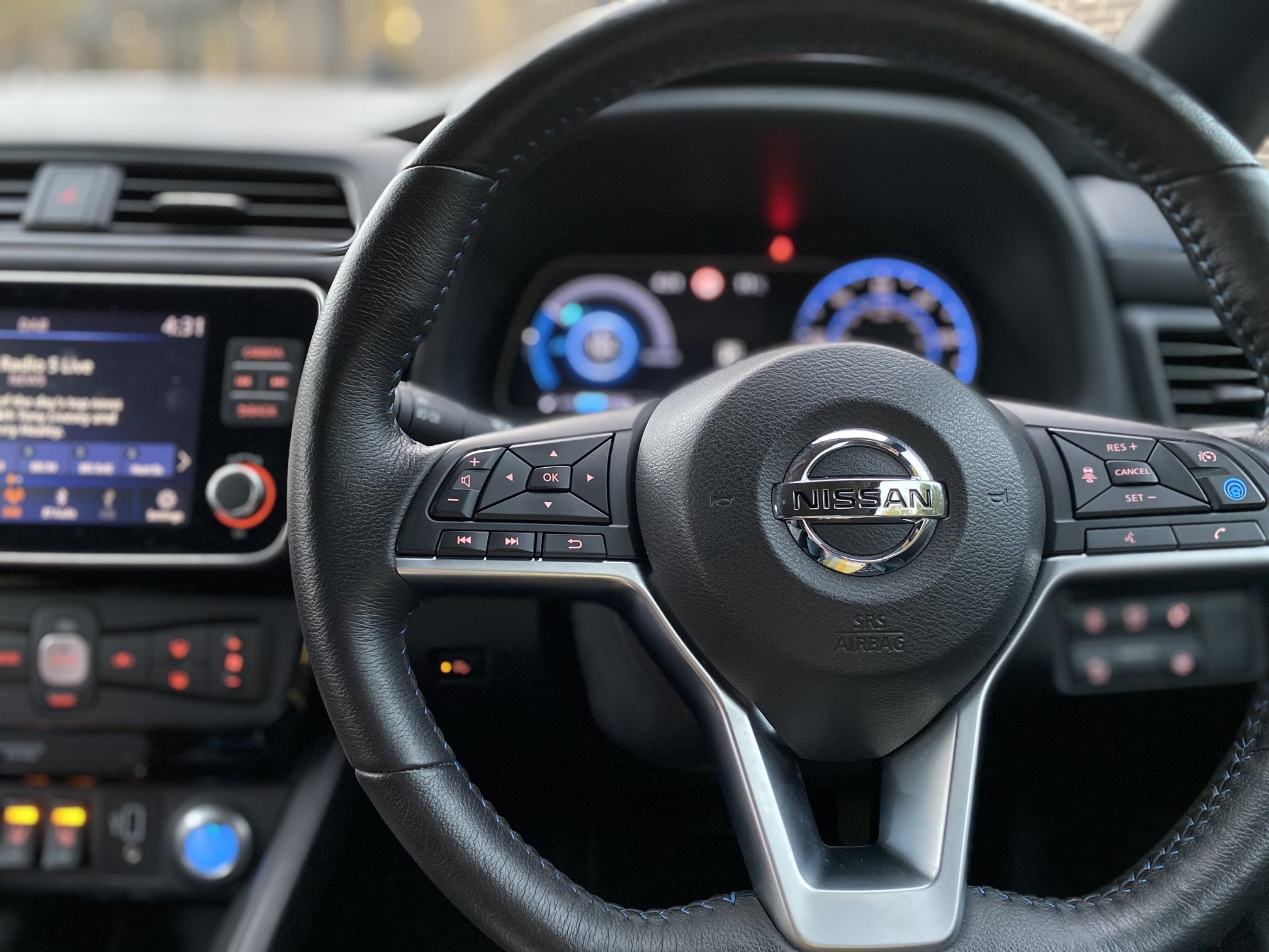 inside nissan leaf 